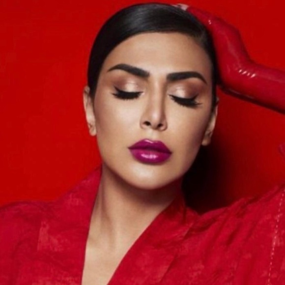 💋 HUDA BEAUTY Demi Matte Lipstick in Passionista - Picture 7 of 12